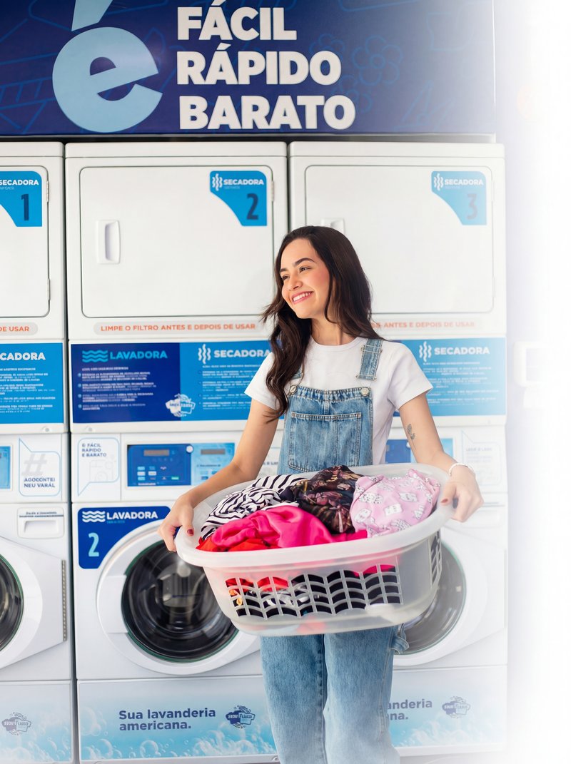 Cliente com cesto de roupas na lavanderia